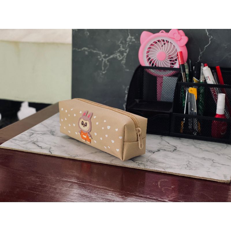 

Kotak Pensil Karet Lucu Labubu Tempat Penyimpanan Alat TulisAneka Tempat pensil Dengan Berbagai Warna Lucu Dengan Karakter Labubu