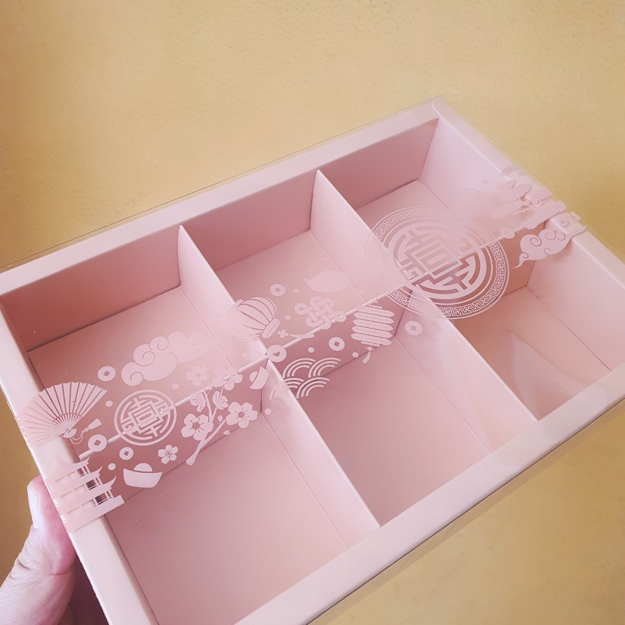 

1 Pack Isi 5 Pcs Dus Parcel Imlek Mika Sekat 6 Pink Box Motif Chinese New Year Ukuran 24.5 x 17.5 x 4.5 cm