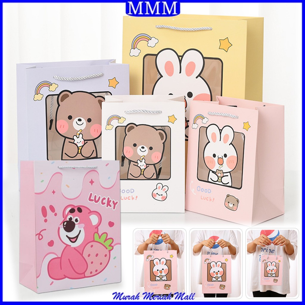 

MMM Goodie Bag Motif Beruang Strawberry Tas Jinjing Mika Serbaguna Bingkisan Hadiah Paperbag Karakter Kartun Rabbit Bear Lucu Transparant Hampers Ulang Tahun Anak Kotak Souvenir Kantong Tentengan Bingkisan Paper Bag