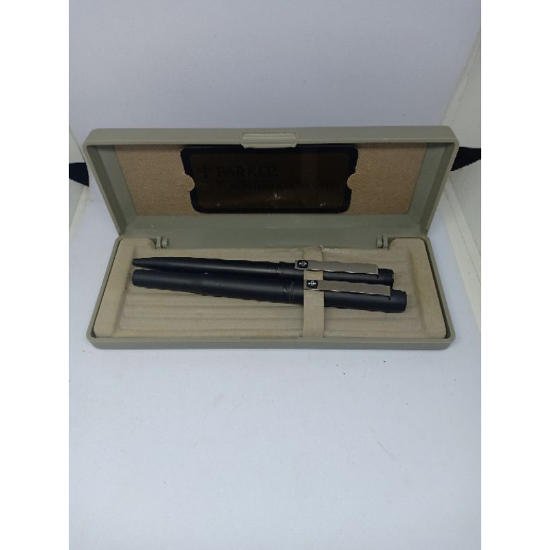 

1 set bolpoin Parker warna hitam.
