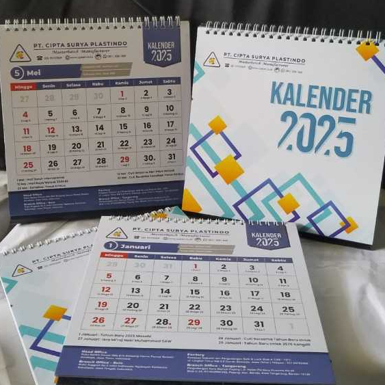 

CUSTOM KALENDER MEJA UKURAN 20x20 7 LEMBAR CUSTOM FULL JILID SPIRAL AP260 GSM