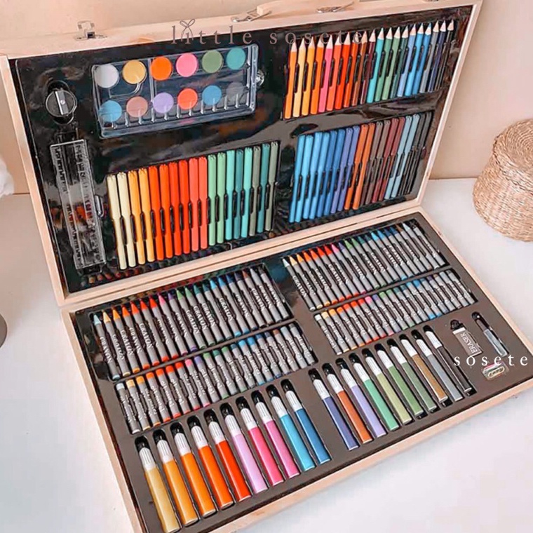 

KODE P17S Little Sosete Peralatan Gambar 18 Pcs Art Set Koper Kayu Pensil Warna Anak Crayon Spidol Cat Air Drawing Set Pensil Penghapus Alat Tulis Anak dengan Custom Nama Kado Hampers Souvenir untuk Ulang Tahun Anak Anak Kado Anak Ulang Tahun di Seko