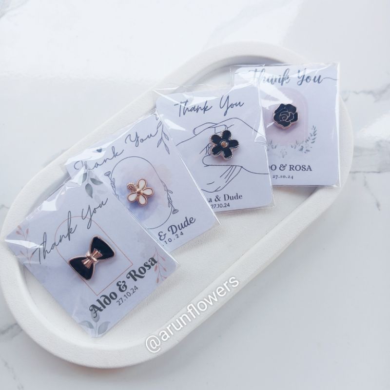 SOUVENIR PERNIKAHAN SERIBUAN Souvenir Pin Enamel Lucu Murah Souvenir Unik