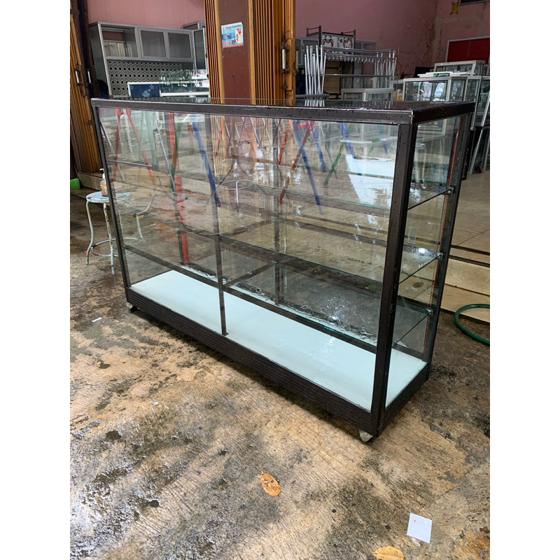 

etalase kaca 150cm cokelat bekas
