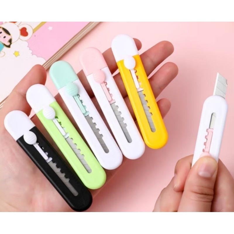

Cutter cute mini pemotong kertas / cutter mini panjang motif polos / mini cutter portable ukuran kecil