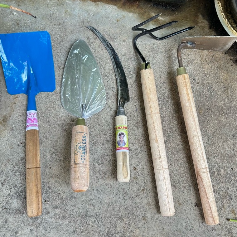 Super Aman Paket Set Peralatan Berkebun Cangkul Garuk Mini isi 5 Pcs Sekop Biru Sa bit Gergaji Padi 