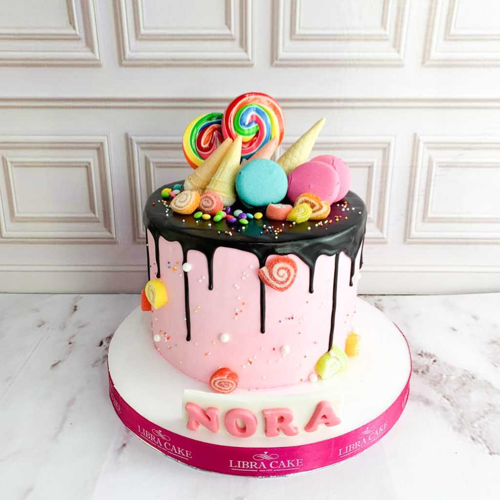 

Kue ulang tahun/Kue birthday/Cake custom birthday/Cake ultah/Kue tema Pink