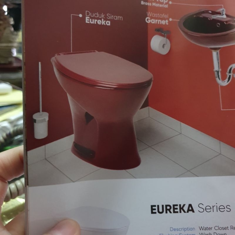 kloset closet duduk tanpa tangki merk Trilliun type Eureka warna merah maron