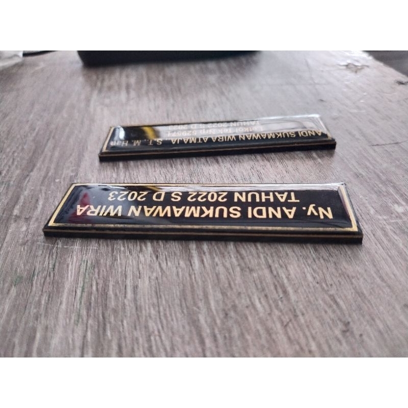 

Nametag warna emas