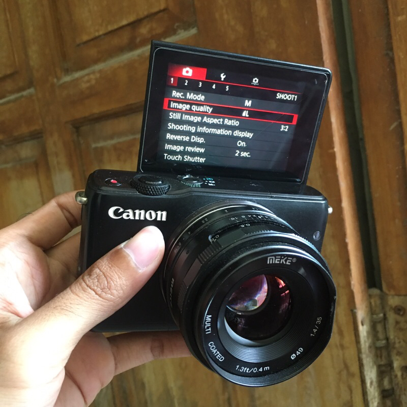 Kamera canon eos m10 bekas dan lensa meike 35mm