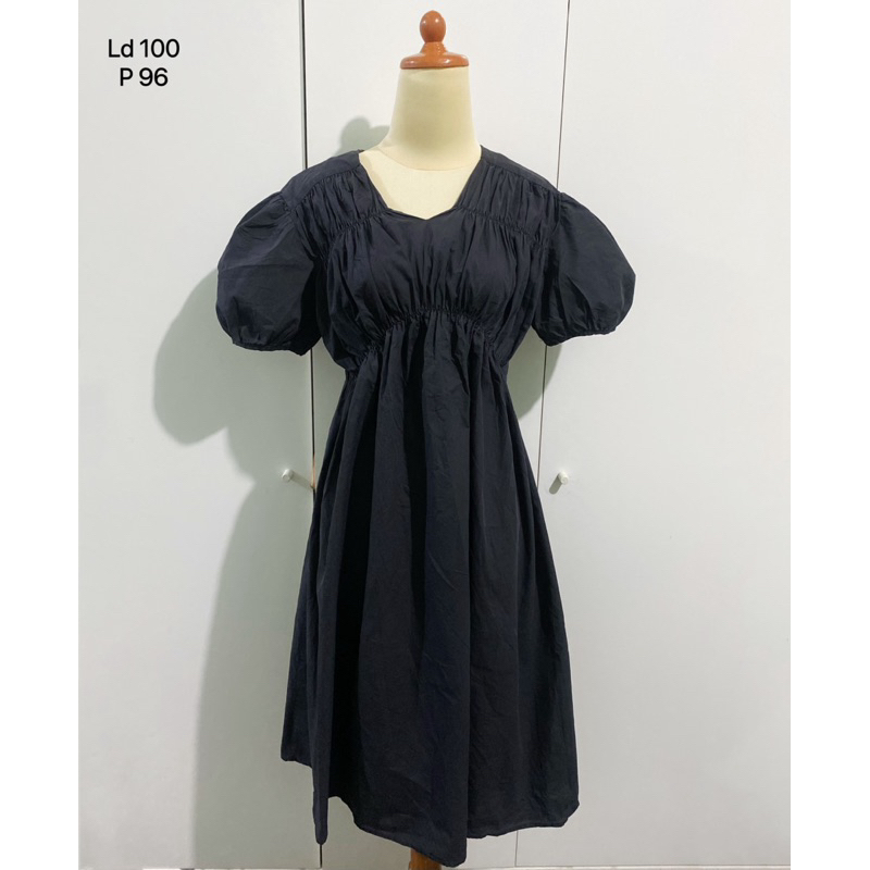 Dress hitam lengan balon