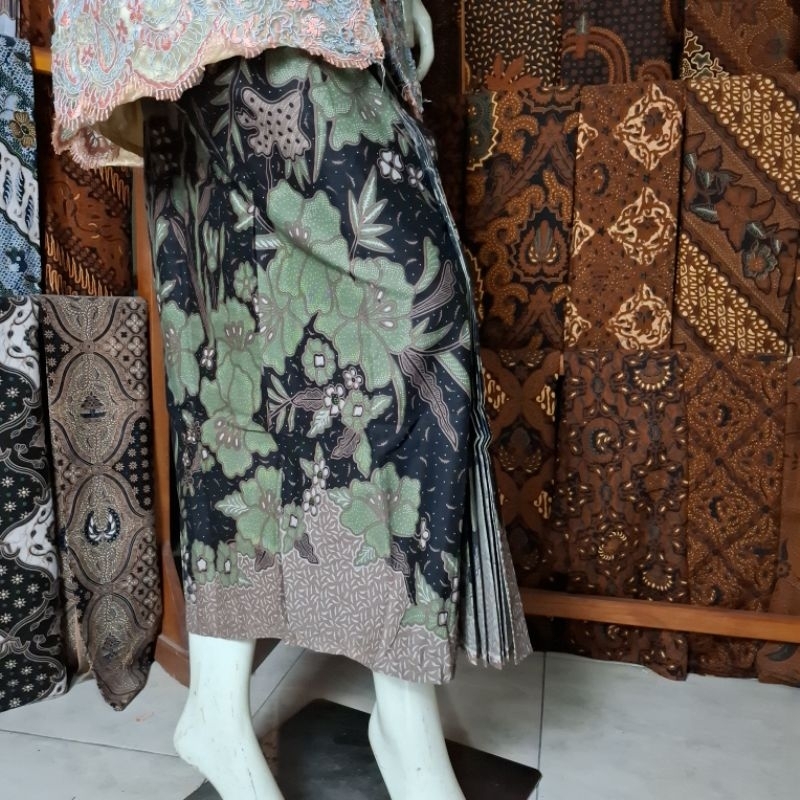 Kain Batik dan Rok Wiru Bunga Hijau Sage Hitam Bawahan Kebaya Wisuda Bridesmaids Among Tamu Lamaran 