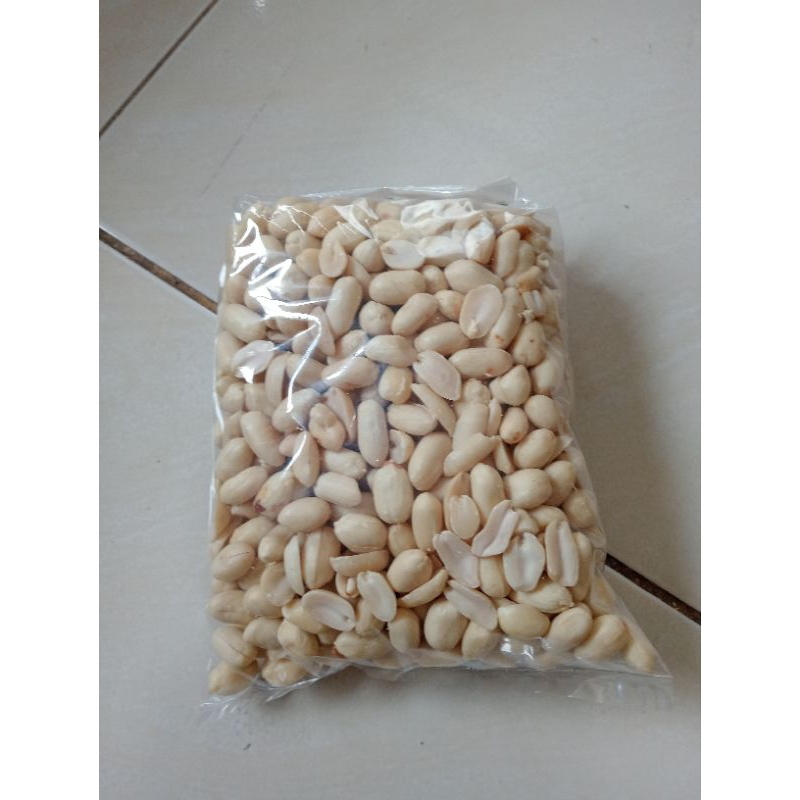 

kacang tanah kupas mentah biji besar /kacang Bali langsung goreng 500 gram