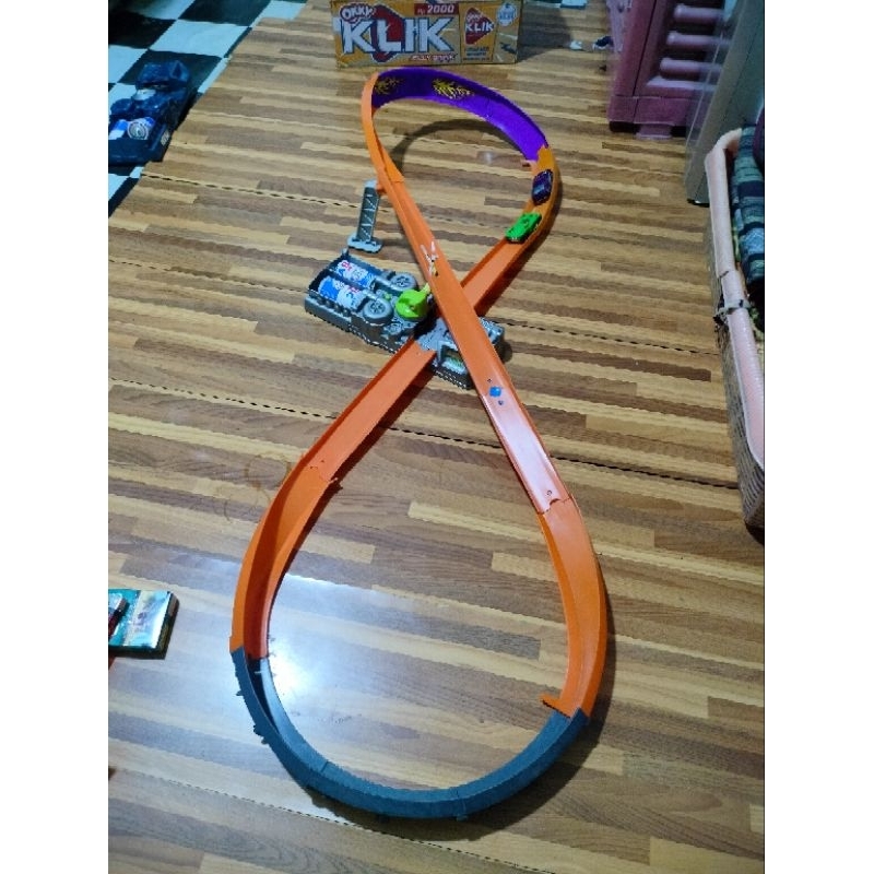 track hotwheels dengan booster