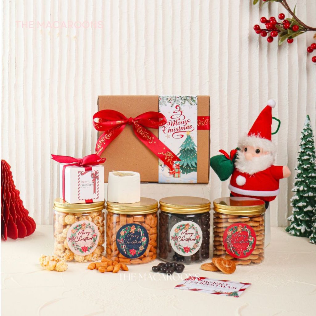 

Hampers Natal isi Boneka Kue Kering Scented Candle / Christmas Parcel Souvenir isi Lilin dan Cookies