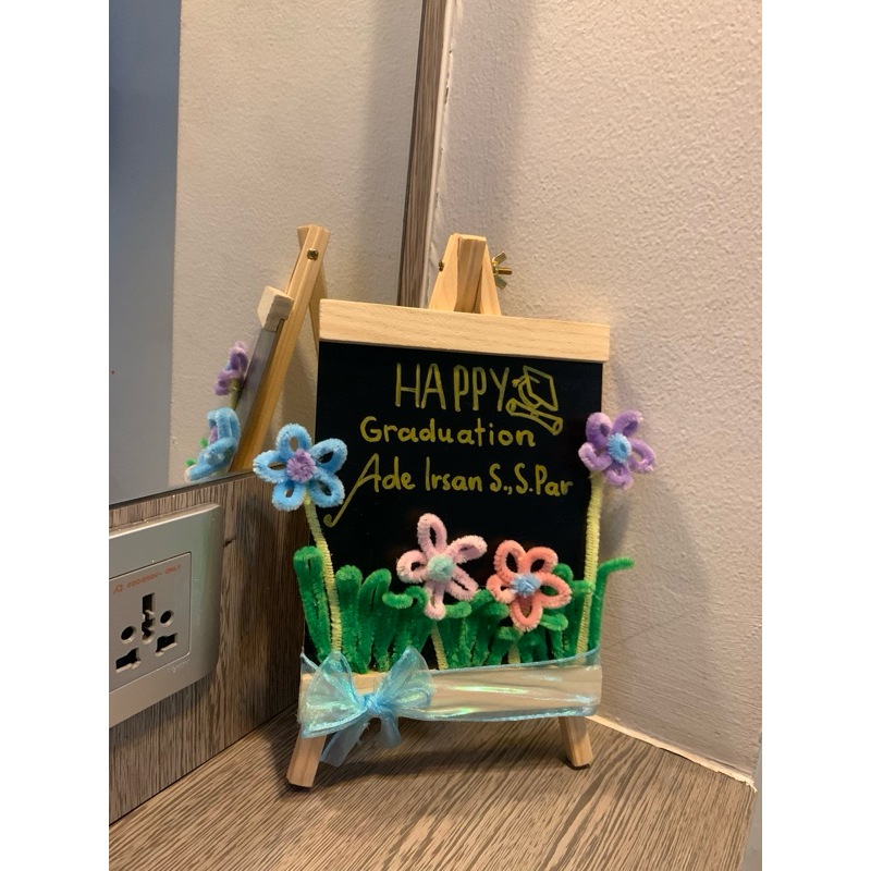 Karangan bunga mini, lettering akrilik, kado wisuda, kado murah, papan ucapan mini, papan ucapan, ha