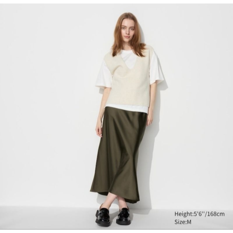 SALE‼️ UNIQLO CEWEK ROK SATIN