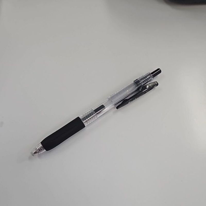 

Ballpoint Hitam