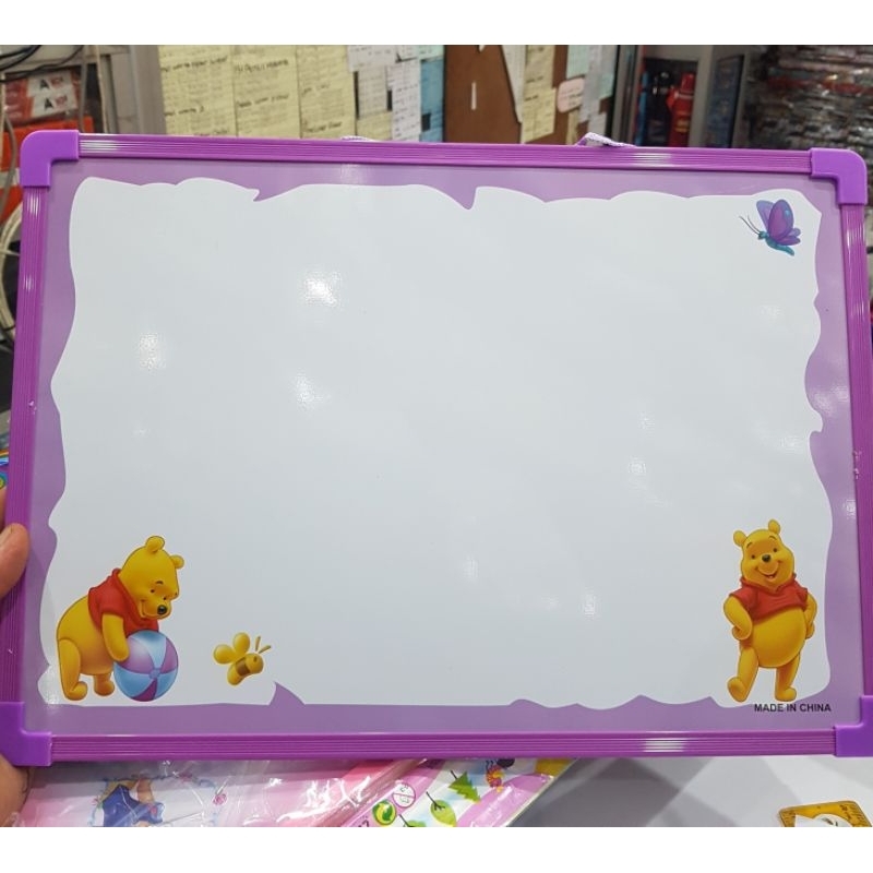 

Papan Tulis White Board Anak/Papan Tulis 1Sisi Motif Winnie The Pooh 6220 Besar