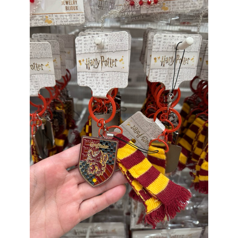 READY STOCK MINISO X HARRY POTTER PHONE CHARM STRAP SCARF SYAL GANTUNGAN HP GRYFFINDOR RED MERAH