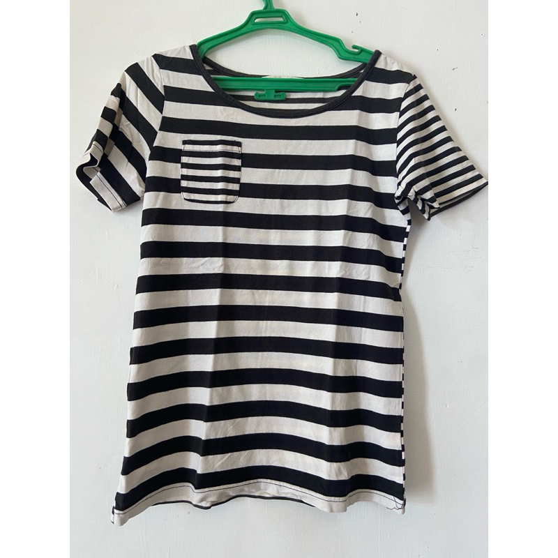 Preloved Atasan Kaos Motif Garis Wanita