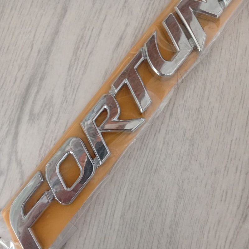 Emblem bagasi Fortuner lama