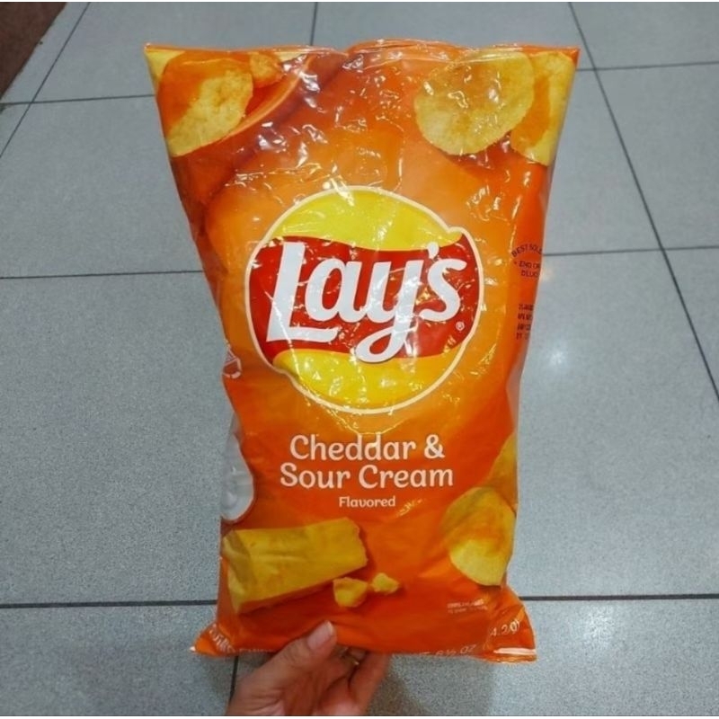 

lay's potato chips cheddar & sour cream 184,2g lays keripik kentang rasa keju dan krim asam