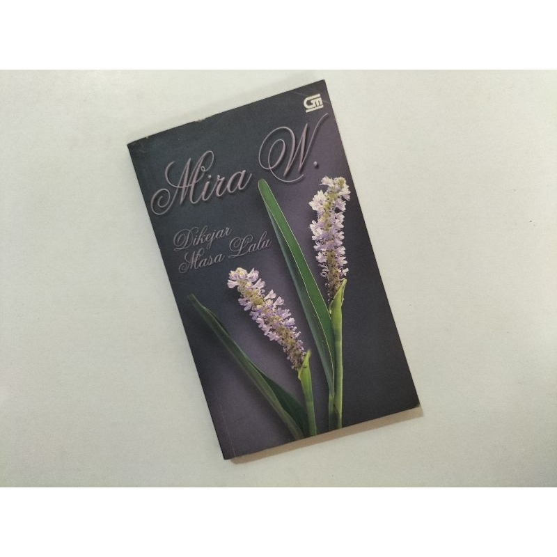 Novel Dikejar Masa Lalu (Varian Cover), karya Mira W