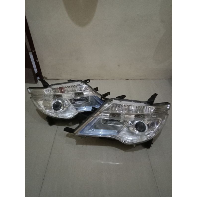 headlamp lampu depan Nissan serena tahun 2015