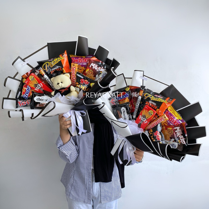 

REYACRAFT Snack Bouquet Tema Black White | Snack Bouquet Wisuda Ulang Tahun | Bouquet Graduation | Buket Snack | Buket Makanan | Buket Snack Boneka