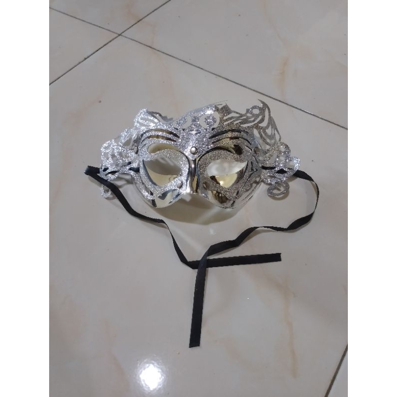 Topeng Pesta Warna Silver [Preloved]