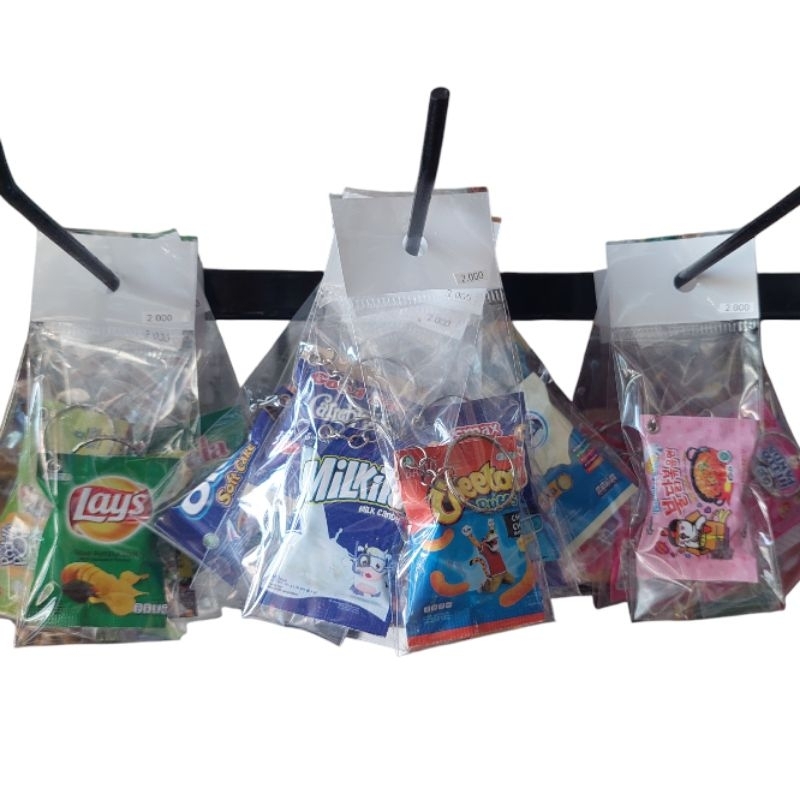 

Gantungan kunci snack - Parfum - Cutter mini awan - Notebook mini - Penggaris karakter - Penghapus lollipop