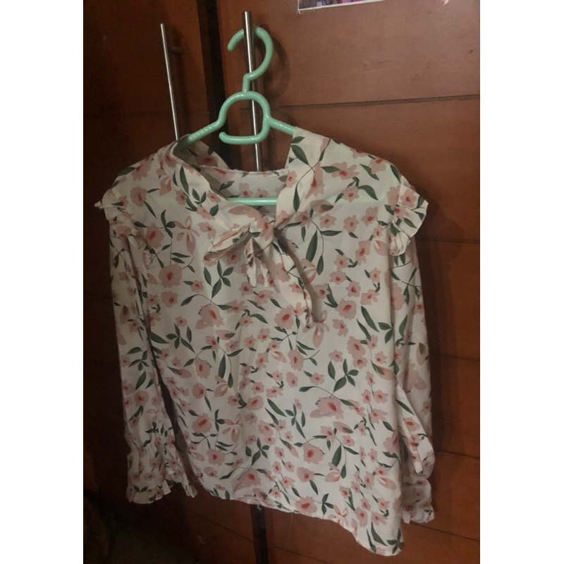Preloved  Blouse Atasan Bunga Flower Putih White Pink Hijau Green Bow Pita Renda Karet Wanita Women