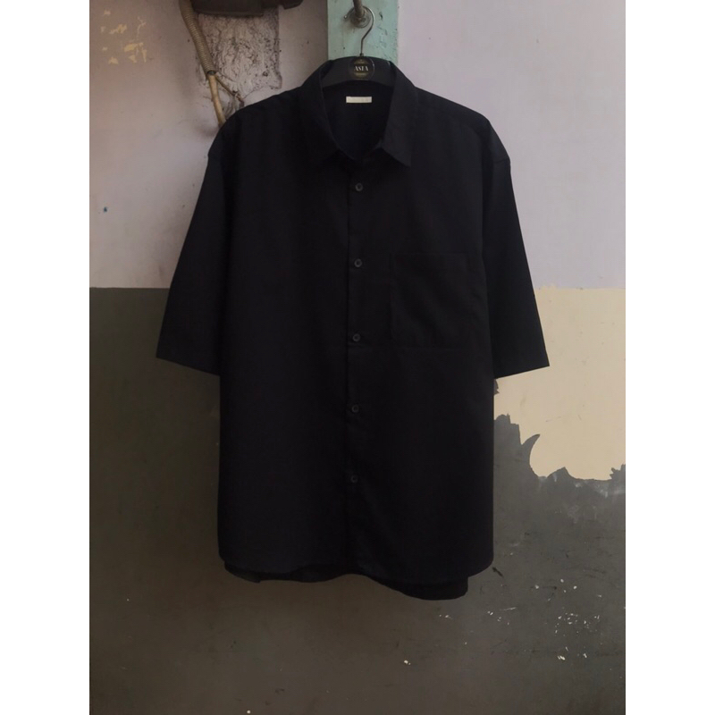 kemeja lengan pendek GU black preloved