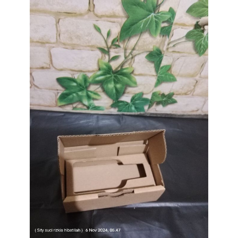 

karsus box ukuran 11 X 5 X 4 cm die cut kotak parfum lelabo model pizza