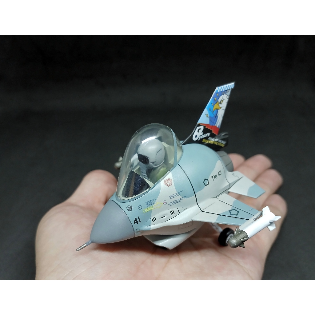 Model Miniatur Pesawat Tempur Jet F-16 C Tail Art Falcon TNI AU Indonesia Eggplane