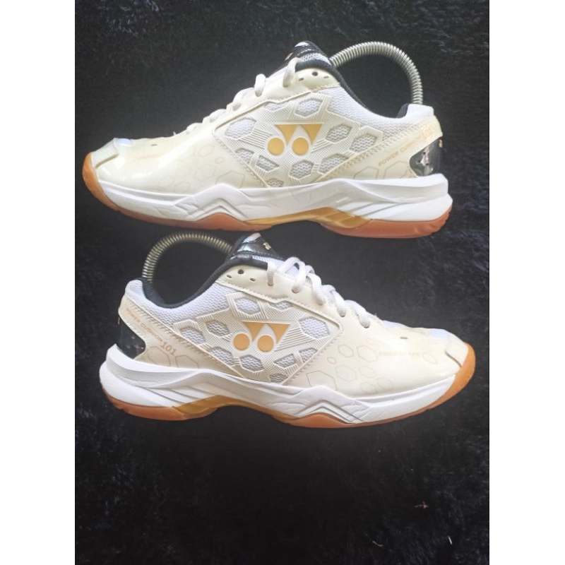 yonex power cushion SHB 101