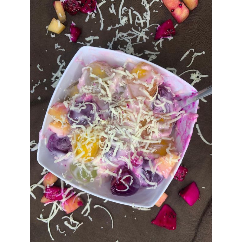 

SALAD BUAH JELLY homemade dengan toping keju meledak.