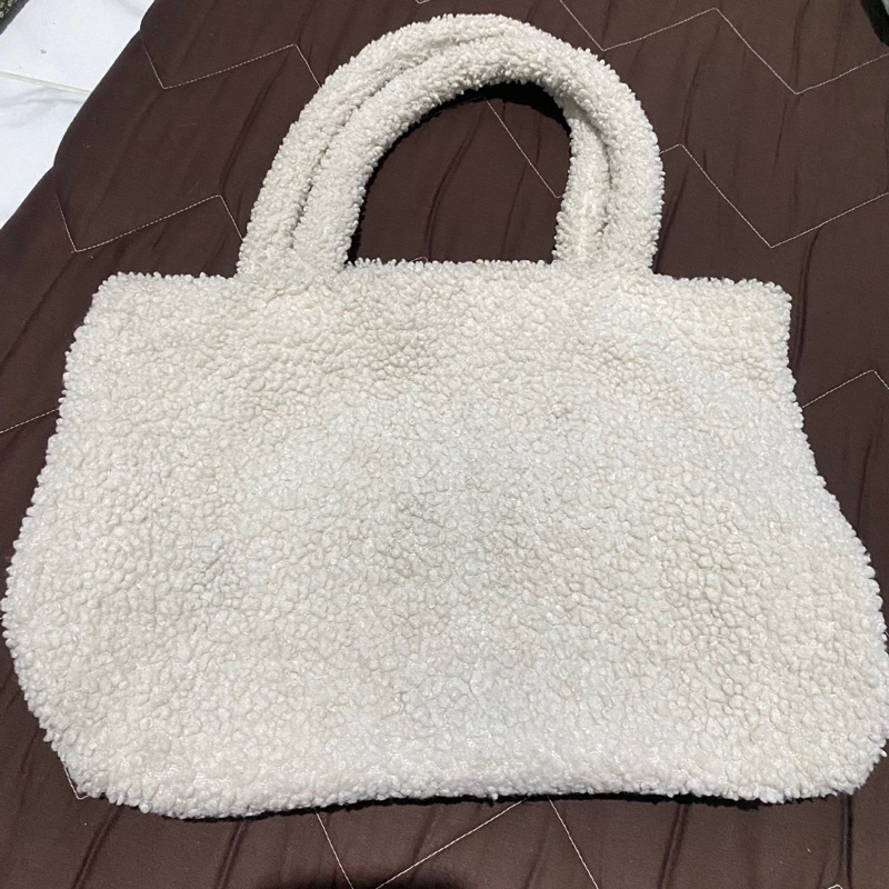 [Preloved] Tas Bulu HnM Original Warna Broken White Bonus Kacamata Hitam Ala Jennie