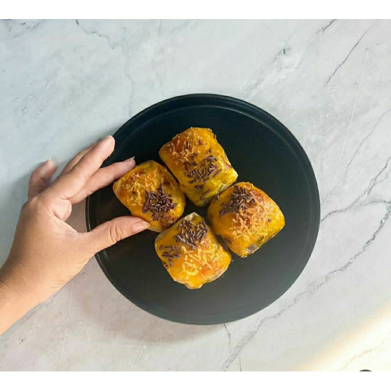 

Enak & Murah Bolen Pisang Mix Coklat Keju Isi 6pcs By DyleCakeBakery