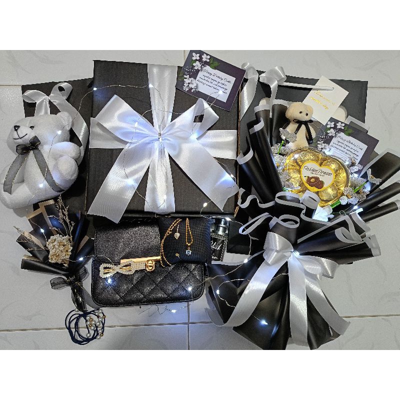 

KADO ULTAH / KADO VALENTINE / HAMPERS / GIFT / BUKET COKLAT / TAS CEWE / BUKET BONEKA / BUKET VALENTINE / KADO MURAH