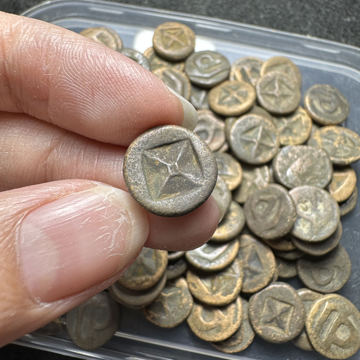 Uang Koin Kuno Kerajaan Sriwijaya Perunggu Abad 7 - 11 Masehi