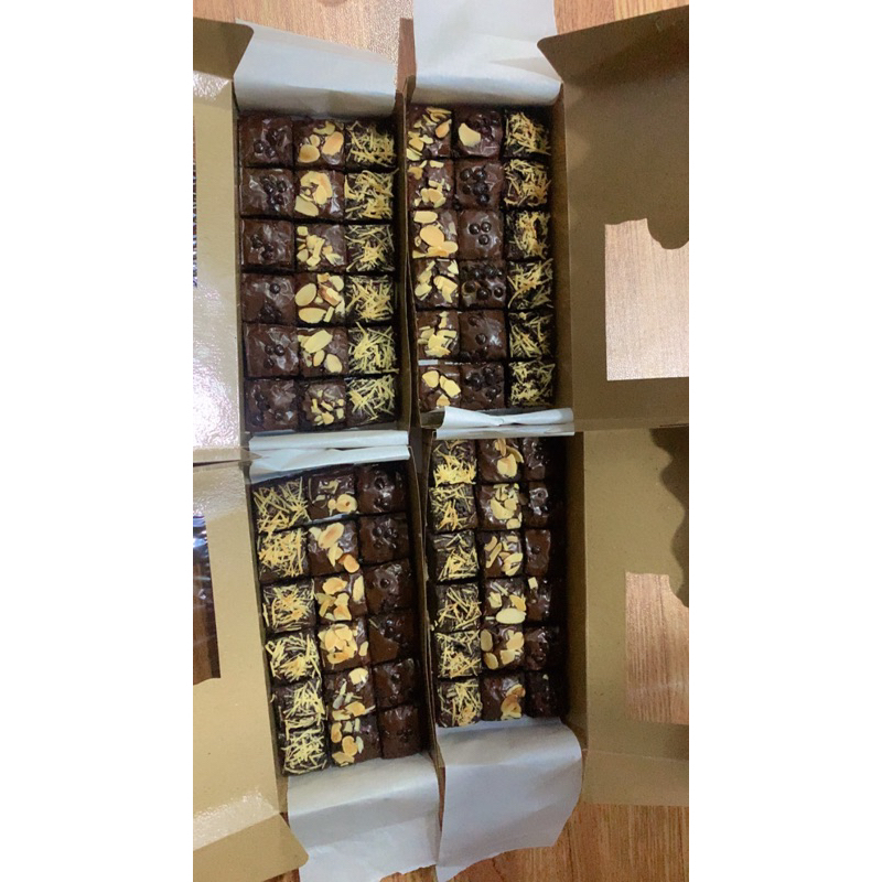 

Brownies Coklat / Fudgy Brownies Dark Cokelat / Brownies Sekat 18 / Brownies Sekat 9 / Brownis Sekat Panggang Kacang Almond Keju Kacang choco chip Ukuran 20x10cm