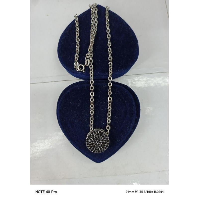 kalung nori kaca liontin bulat besar mata hitam