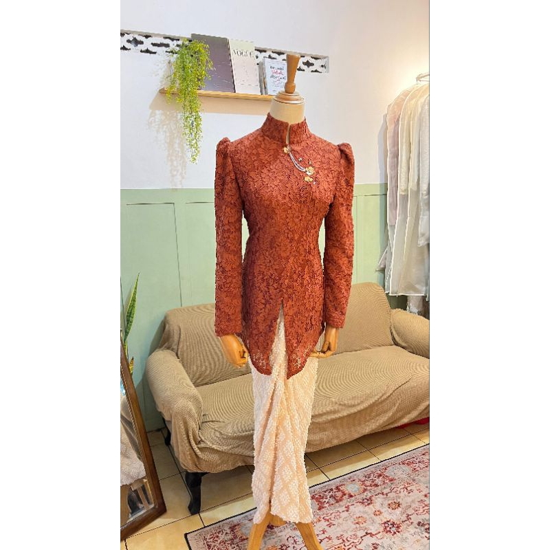 Kebaya Janggan rok tenun bulu