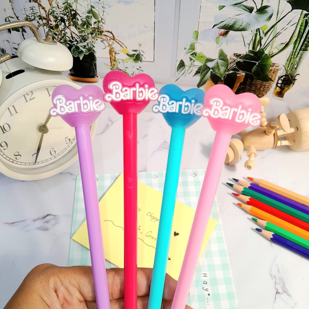 

Pulpen Gel Barbie Cute Lucu Tinta Gel Hitam / Bolpen Gel Love Imut Unik Alat Tulis Sekolah Anak Kekinian Stationary Fancy Best Quality Harga Termurah Bisa Grosir dan COD