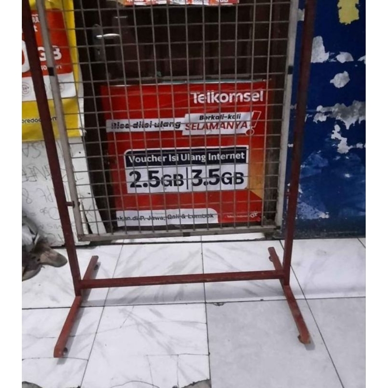rak besi pajangan toko konter hp besi pajangan baju besi padat