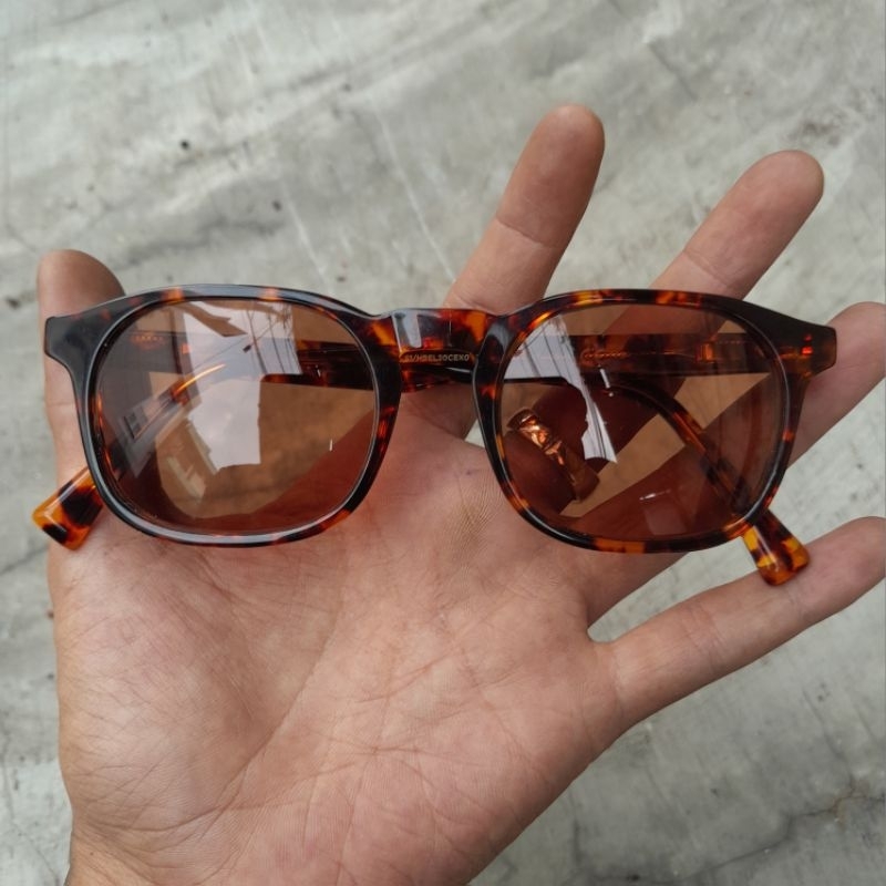 Kacamata Hitam Original Hawkers