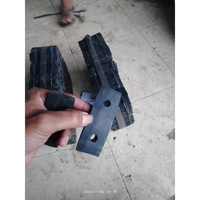 KARET GANTUNGAN KNALPOT MOBIL
