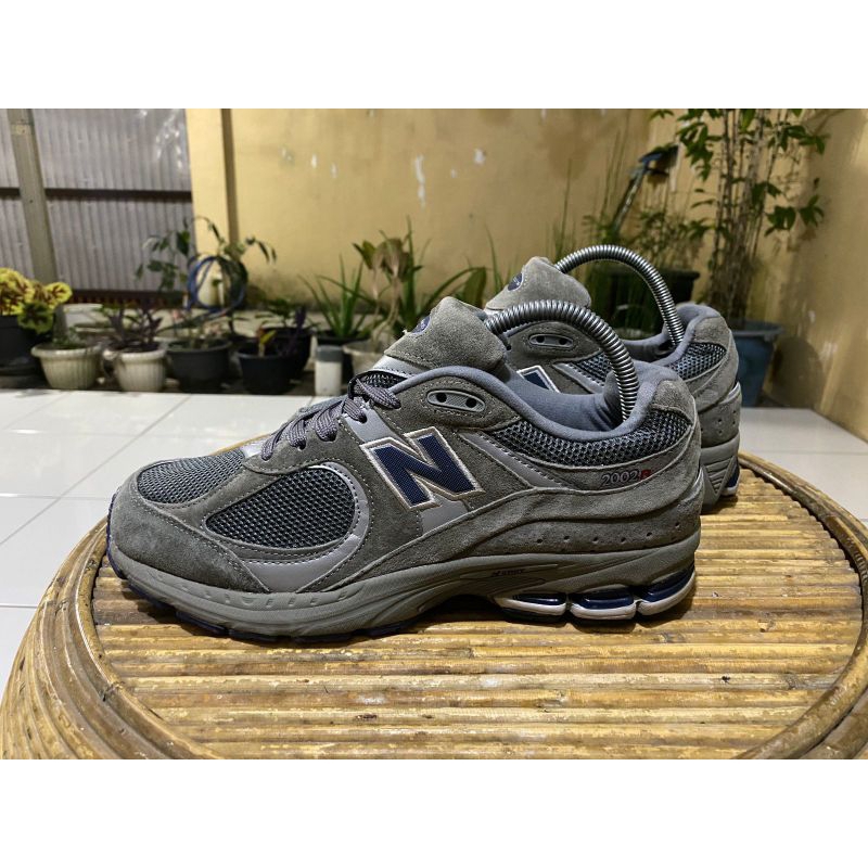 nb 2002r dark grey size 42
